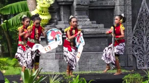 Indonesian Perform Ladrang Mangungkung Dance Celebrate World Dance Day — Stockvideo