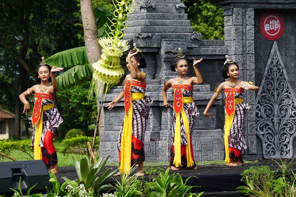 Indonesian Perform Beksan Kartini Dance Celebrate World Dance Day — Stok fotoğraf