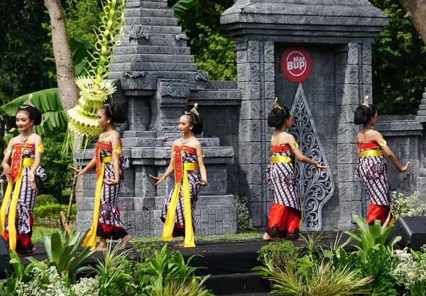 Indonesian Perform Beksan Kartini Dance Celebrate World Dance Day — Stockfoto