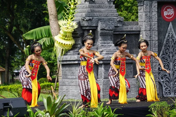 Indonesian Perform Beksan Kartini Dance Celebrate World Dance Day — Stock Photo, Image