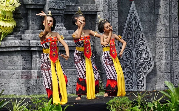 Indonesian Perform Beksan Kartini Dance Celebrate World Dance Day — Stock Photo, Image