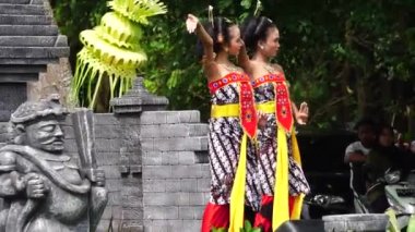 Indonesian perform beksan kartini dance to celebrate world dance day