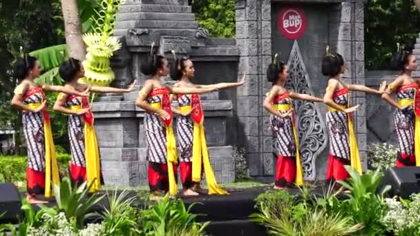 Indonesian Perform Beksan Kartini Dance Celebrate World Dance Day — Stockvideo