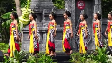 Indonesian perform beksan kartini dance to celebrate world dance day