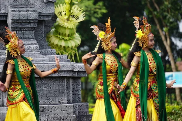 Indonesian Perform Kenyo Dance Celebrate World Dance Day —  Fotos de Stock