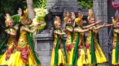 Indonesian perform kenyo dance to celebrate world dance day