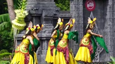 Indonesian perform kenyo dance to celebrate world dance day