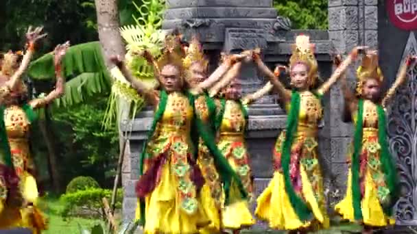Indonesian Perform Kenyo Dance Celebrate World Dance Day — Vídeo de Stock