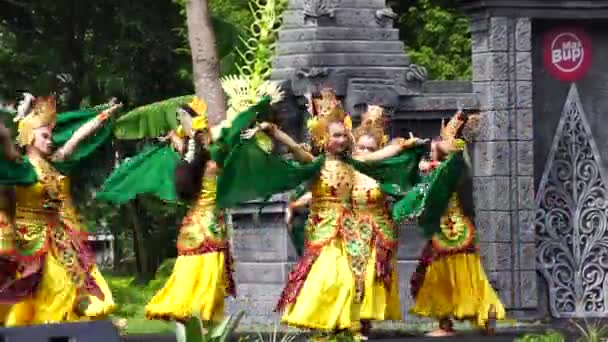 Indonesian Perform Kenyo Dance Celebrate World Dance Day — Stock Video