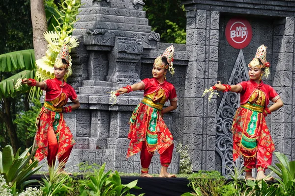 Indonesian Dancers Perform Candra Laksita Dance Celebrate World Dance Day — Stok fotoğraf