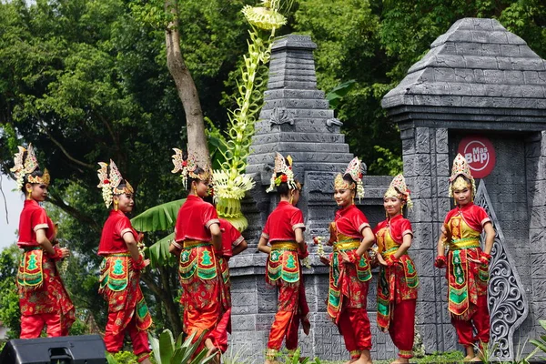 Indonesian Dancers Perform Candra Laksita Dance Celebrate World Dance Day — Stockfoto