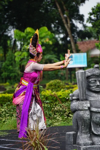 Indonesian Perform Daliar Dance Commemorate World Dance Day — Stockfoto
