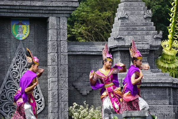 Indonesian Perform Daliar Dance Commemorate World Dance Day — Stock Photo, Image