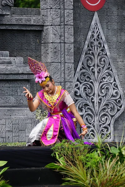 Indonesian Perform Daliar Dance Commemorate World Dance Day — Photo