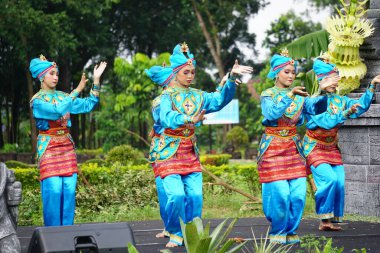 Indonesian perform minang ria dance to commemorate world dance day