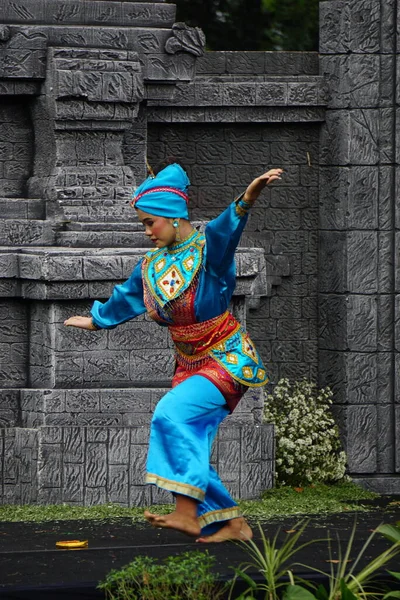 Indonesian Perform Minang Ria Dance Commemorate World Dance Day — Stok fotoğraf