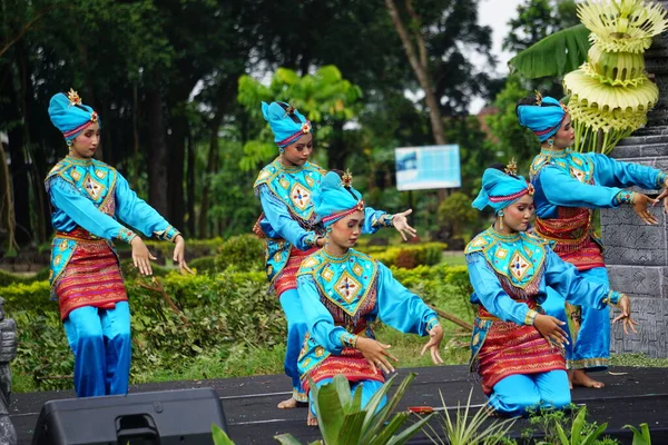 Indonesian Perform Minang Ria Dance Commemorate World Dance Day — Zdjęcie stockowe
