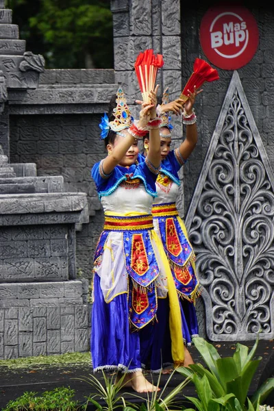 Индонезийцы Исполняют Танец Ongkrek Manis Ознаменование Всемирного Дня Танца — стоковое фото
