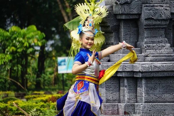 Indonesian Perform Ongkrek Manis Dance Commemorate World Dance Day — Stok fotoğraf