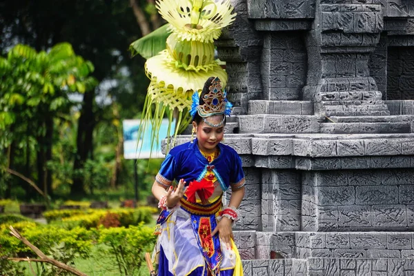 Indonesian Perform Ongkrek Manis Dance Commemorate World Dance Day — Zdjęcie stockowe