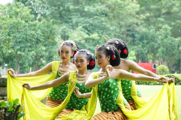 Индонезийские Традиционные Танцоры Традиционной Одежде Которые Называются Кембен — стоковое фото