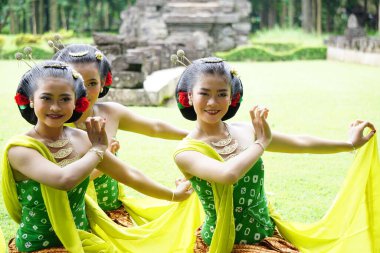 Indonesian traditional dancers with traditional clothes which are called kemben