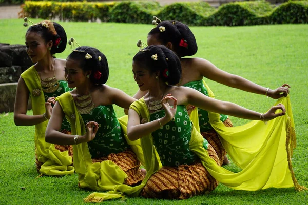 Indonesian Traditional Dancers Traditional Clothes Which Called Kemben — Photo