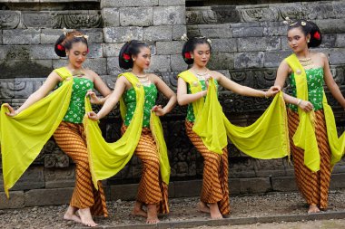 Indonesian traditional dancers with traditional clothes which are called kemben