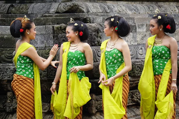 Индонезийские Традиционные Танцоры Традиционной Одежде Которые Называются Кембен — стоковое фото