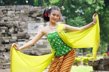 Indonesian traditional dancers with traditional clothes which are called kemben