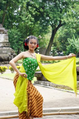 Indonesian traditional dancers with traditional clothes which are called kemben