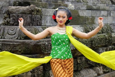 Indonesian traditional dancers with traditional clothes which are called kemben