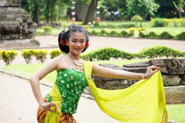 Indonesian traditional dancers with traditional clothes which are called kemben