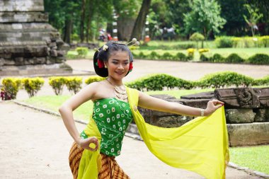 Indonesian traditional dancers with traditional clothes which are called kemben