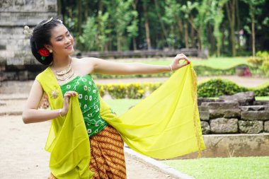 Indonesian traditional dancers with traditional clothes which are called kemben