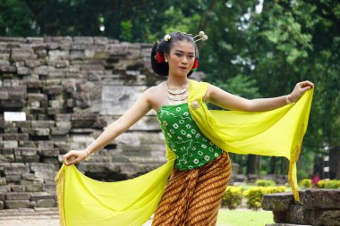 Indonesian traditional dancers with traditional clothes which are called kemben