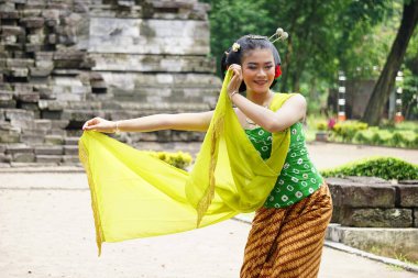 Indonesian traditional dancers with traditional clothes which are called kemben