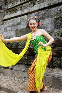 Indonesian traditional dancers with traditional clothes which are called kemben