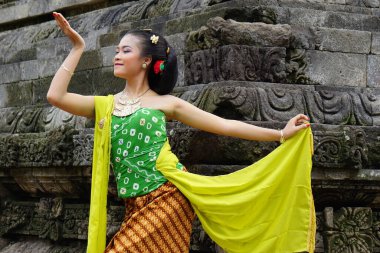 Indonesian traditional dancers with traditional clothes which are called kemben
