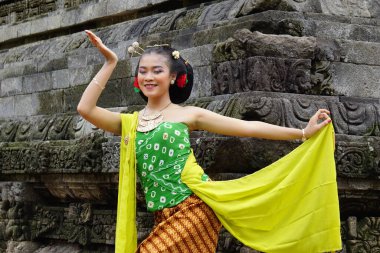 Indonesian traditional dancers with traditional clothes which are called kemben