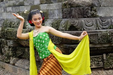 Indonesian traditional dancers with traditional clothes which are called kemben