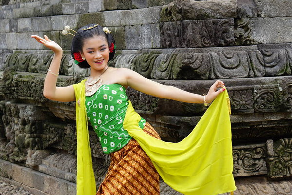 Индонезийские традиционные танцоры в традиционной одежде, которые называются кембен