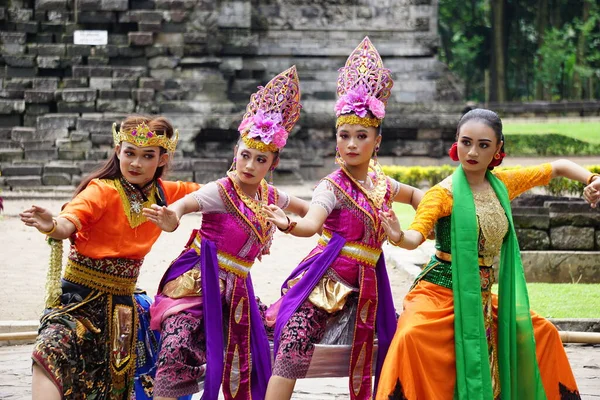 Indonesian Dancer Traditional Customs Ready Perform Celebrate World Dance Day — Stok fotoğraf