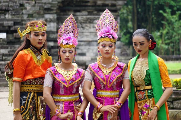 Indonesian Dancer Traditional Customs Ready Perform Celebrate World Dance Day — Stok fotoğraf