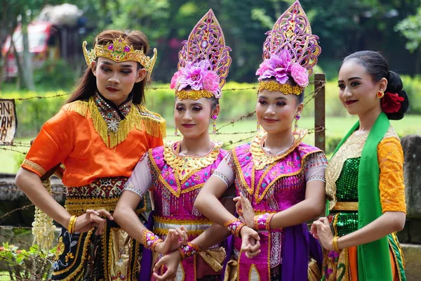 Индонезийский Танцор Традиционными Традициями Готов Выступить Честь Всемирного Дня Танца — стоковое фото