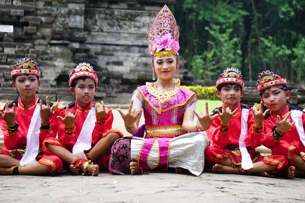 Indonesian Dancer Traditional Customs Ready Perform Celebrate World Dance Day — Stok fotoğraf