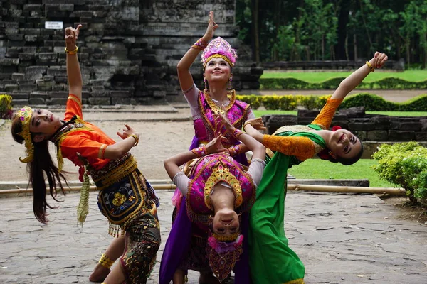 Indonesian Dancer Traditional Customs Ready Perform Celebrate World Dance Day — Stockfoto