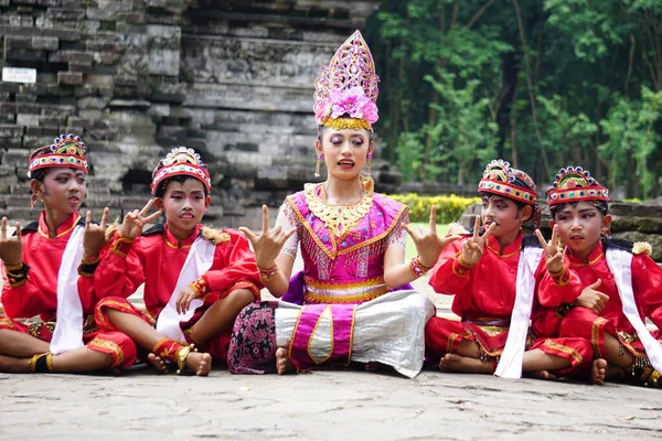 Индонезийский Танцор Традиционными Традициями Готов Выступить Честь Всемирного Дня Танца — стоковое фото