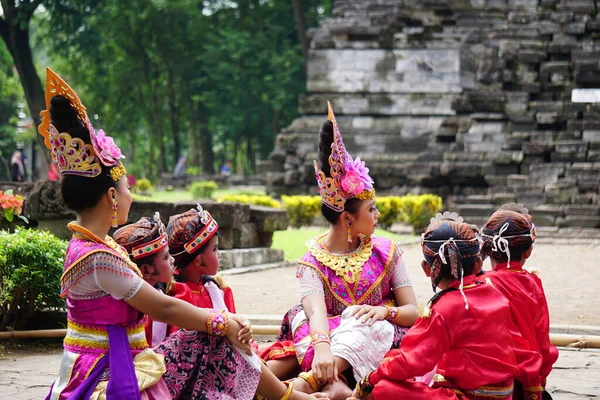Indonesian Dancer Traditional Customs Ready Perform Celebrate World Dance Day — Photo