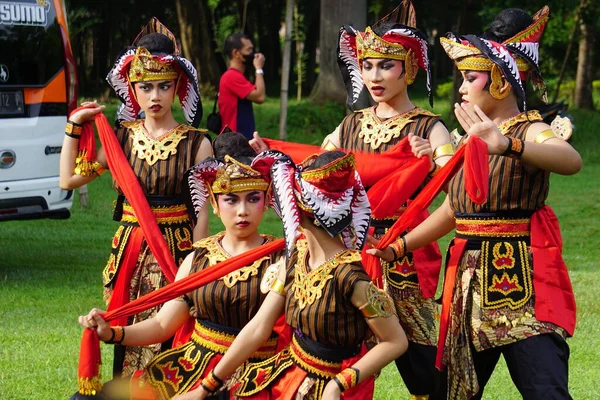 Indonesian Dancers Traditional Costumes Ready Perform Celebrate World Dance Day — Stok fotoğraf